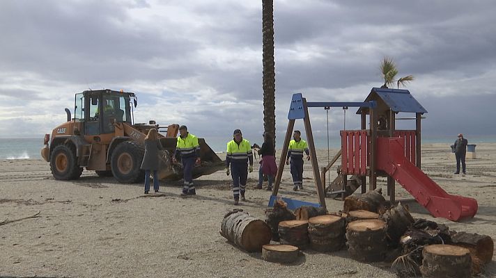 En Almería limpian a contrarreloj restos del temporal