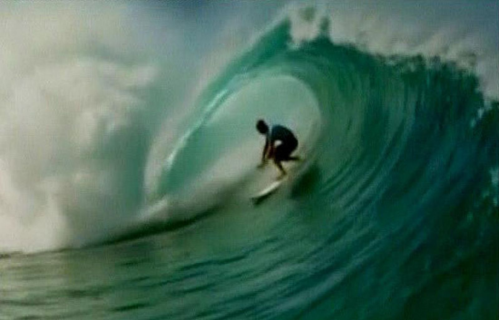 El campeonato de surf de Hawaii nos está dejando grandes estampas. En esta ocasión, los surferos que se dan cita allí atraidos por la altura de las olas han buscado el tubo perfecto .