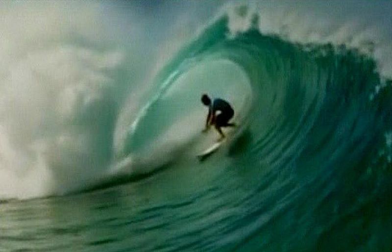 El campeonato de surf de Hawaii nos está dejando grandes estampas. En esta ocasión, los surferos que se dan cita allí atraidos por la altura de las olas han buscado el tubo perfecto .