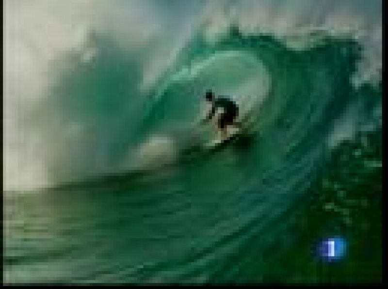 El campeonato de surf de Hawaii nos está dejando grandes estampas. En esta ocasión, los surferos que se dan cita allí atraidos por la altura de las olas han buscado el tubo perfecto .