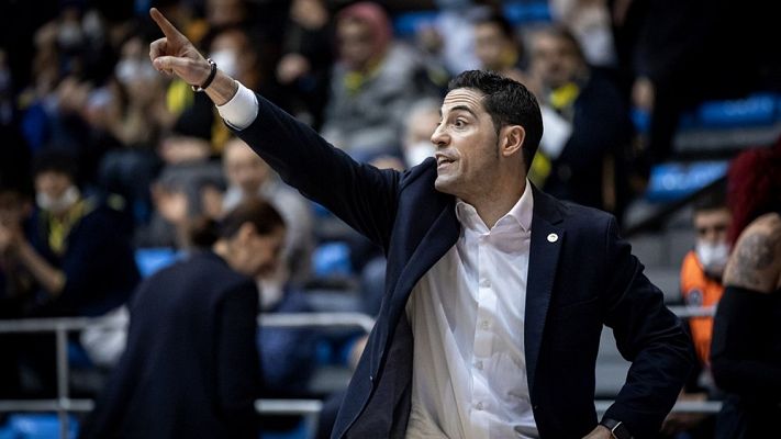 Baloncesto en RTVE - Víctor Lapeña, entrenador del Fenerbahçe, habla para RTVE
