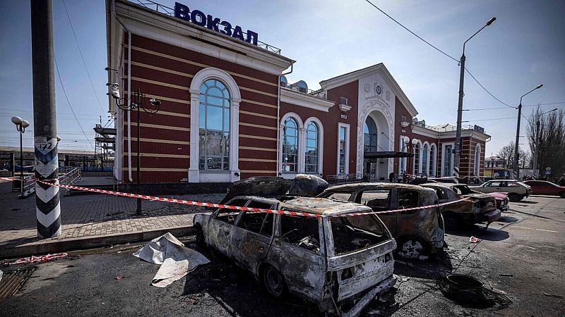 Mueren al menos 30 personas en un bombardeo en la estación de Kramatorsk, al este de Ucrania - Ver ahora