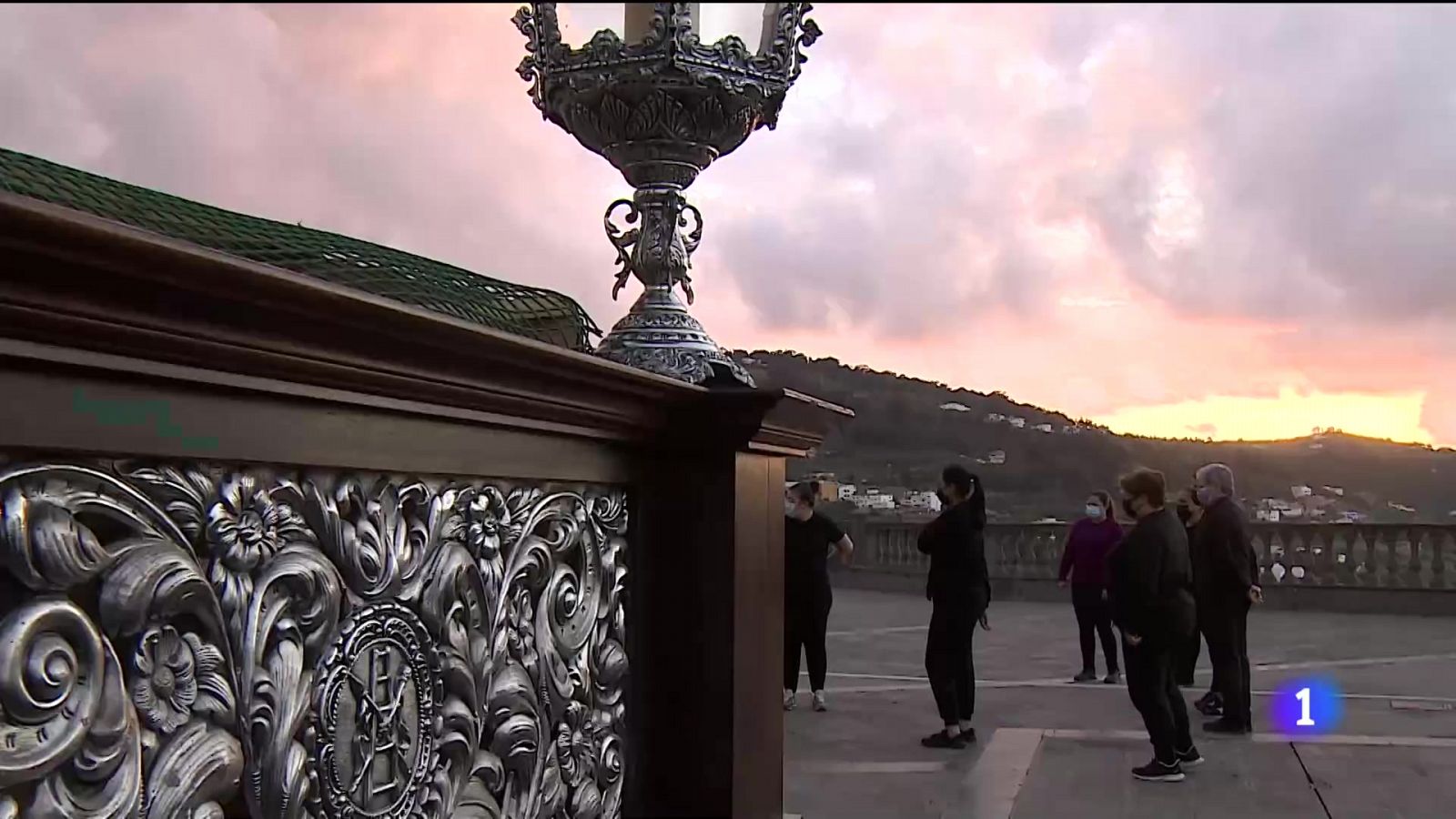 24 mujeres cargan el Cristo de la Buena Muerte en Gran Canaria