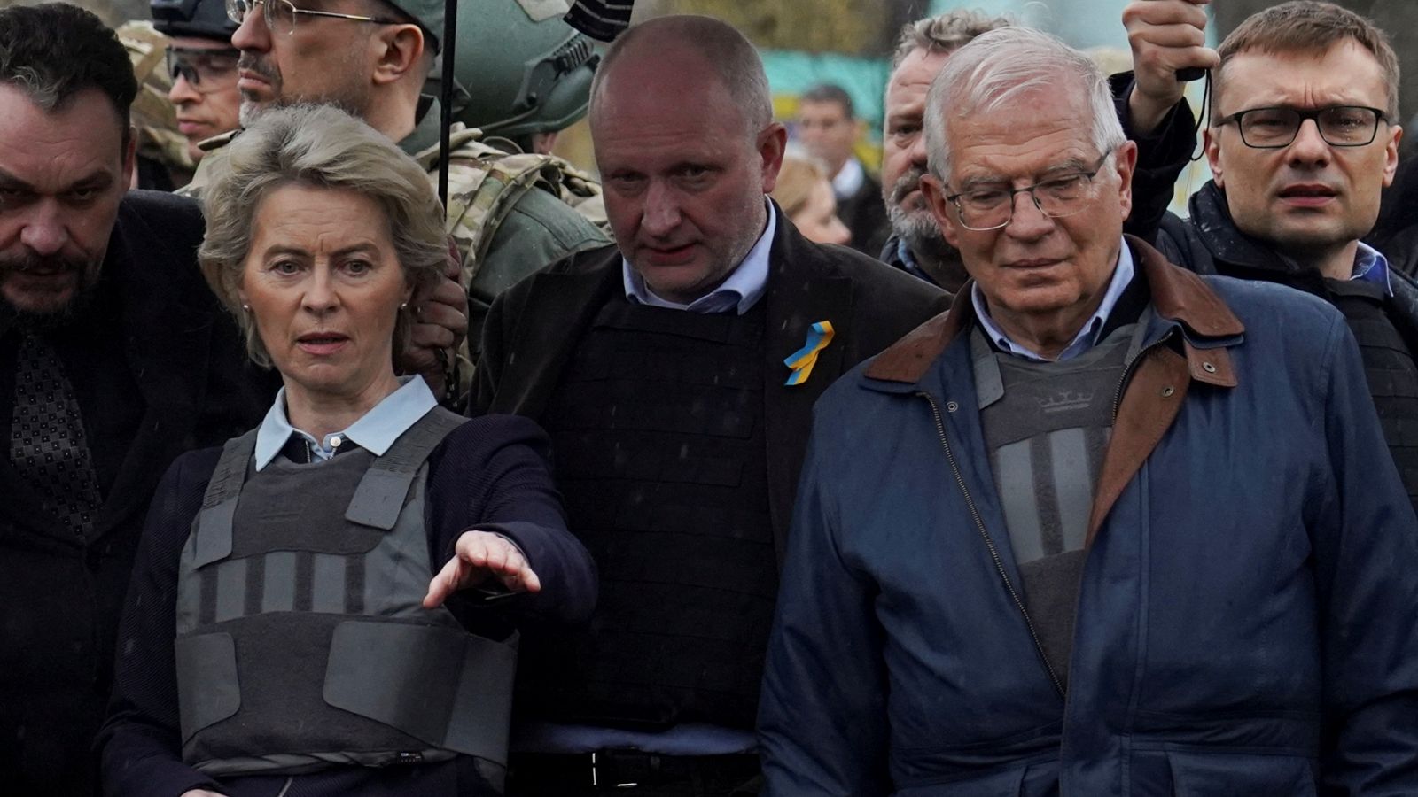 Guerra en Ucrania | Von der Leyen y Borrell visitan Bucha y Kiev