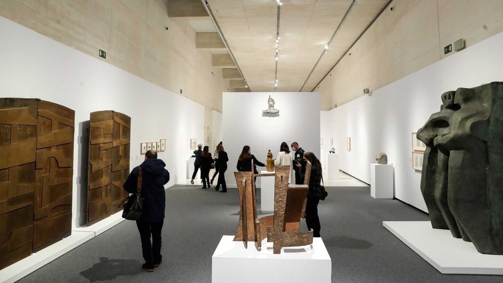 Chillida y Oteiza se "reconcilian" en una exposición que une obras de ambos