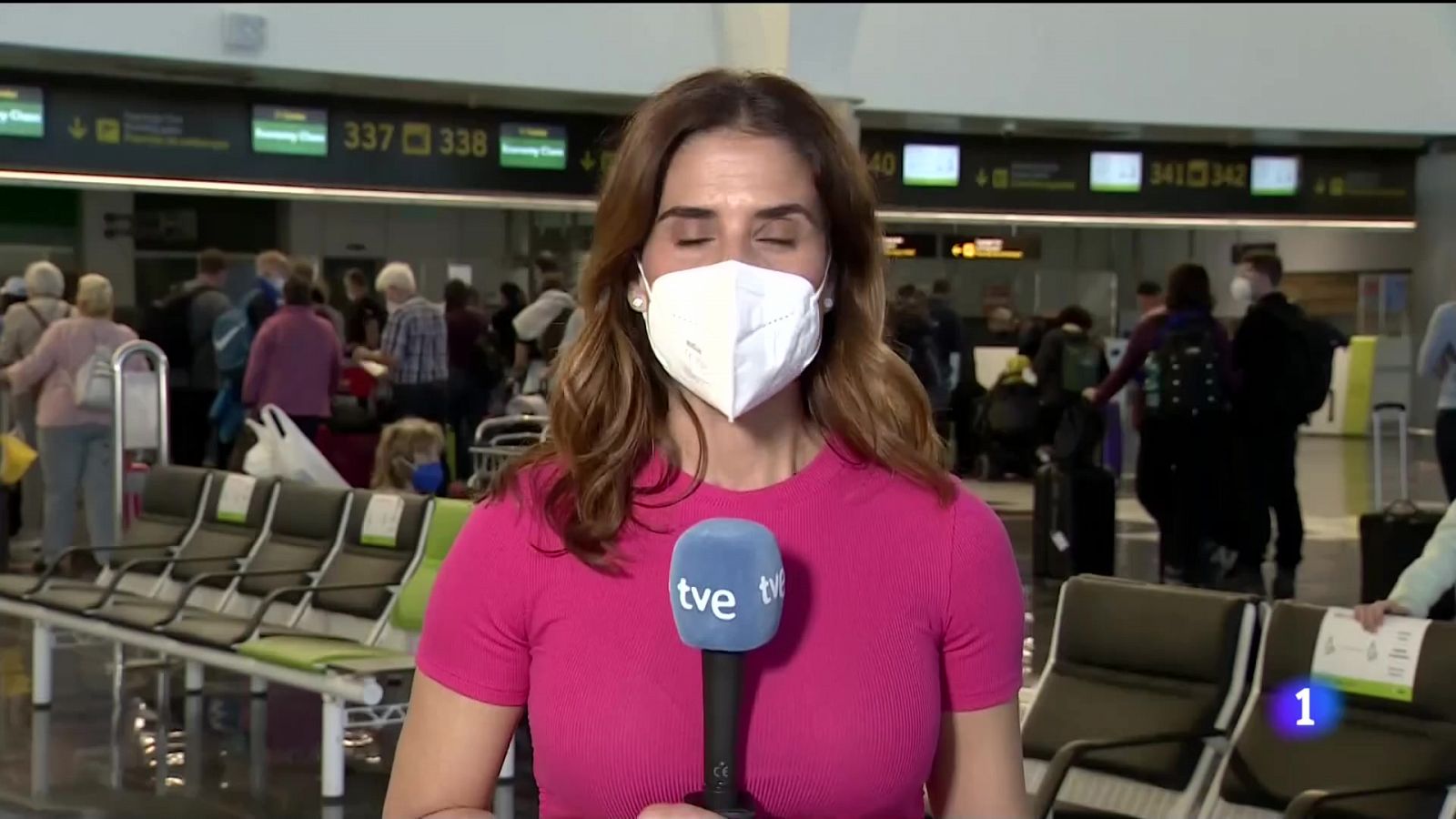 Se llenan los puertos y aeropuertos de las islas - Telecanarias | Ver