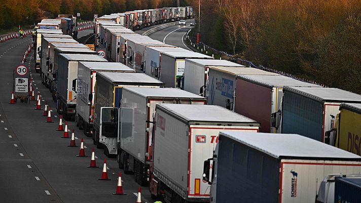 Telediario 2 - Miles de camiones, atrapados en la carretera de acceso a Dover