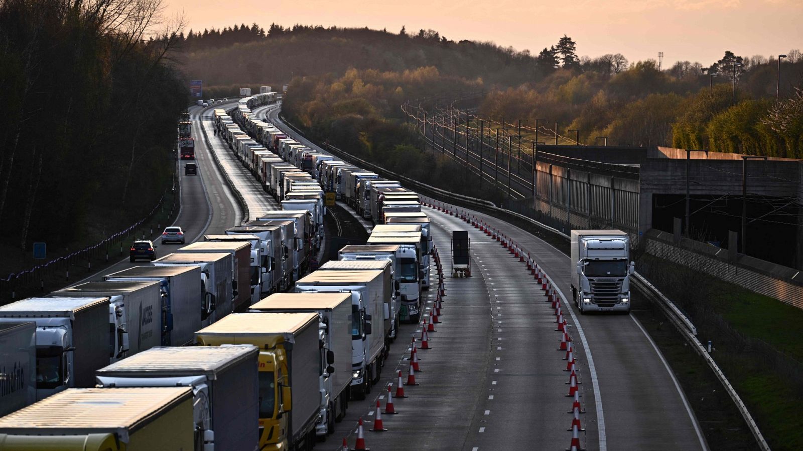 Javier Laredo, camionero atrapado en Dover: "He estado cerca de 20 horas en la cola"