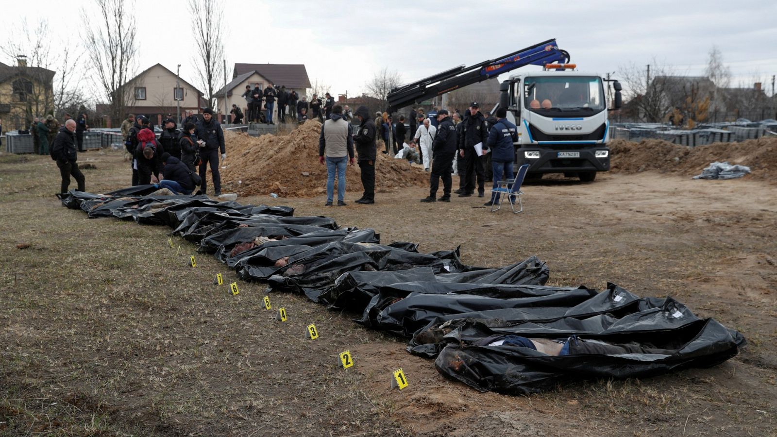 Guerra en Ucrania: La comunidad internacional investiga la masacre de Bucha