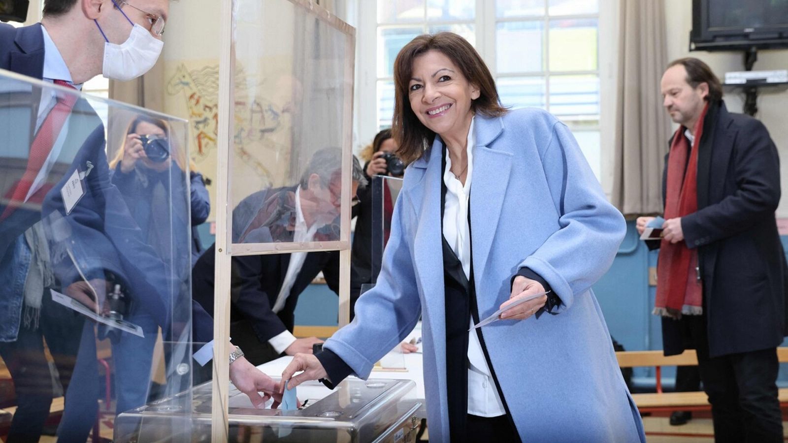 Elecciones Francia: Vota la candidata socialista Anne Hidalgo