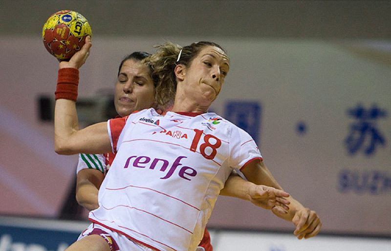 Las jugadoras de la selección de balonmano femenino de la selección española ya pueden celebrar que jugarán las semifinales del Mundial después de imponerse por un sólo gol a Rumanía, 26-25.