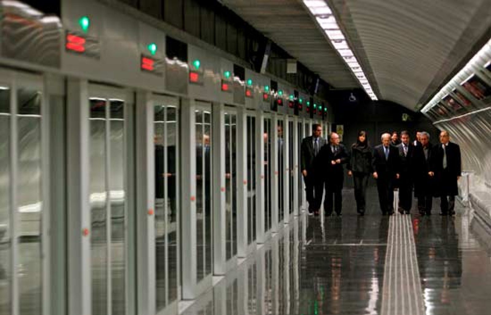 El Metro de Barcelona ha puesto en funcionamiento el primer tramo  de la Línea 9, la primera en España cuyos trenes no tendrán conductor (13/12/09). 