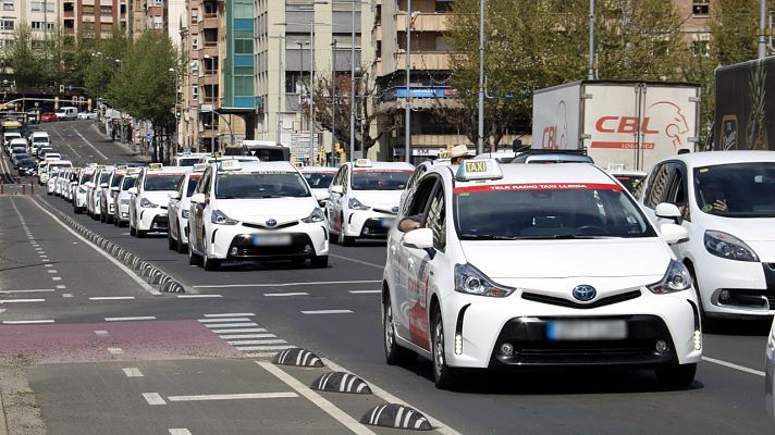 L'Informatiu - Els taxistes protesten per la mort a ganivetades d'un company i denuncien inseguretat