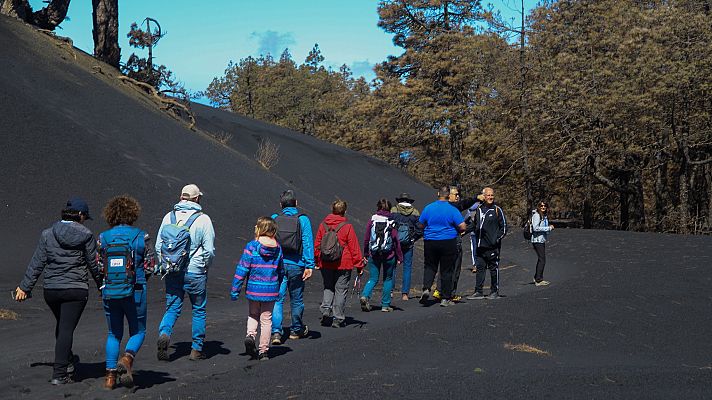 Telediario 1 - Comienzan las rutas guiadas al cono del volcán de La Palma