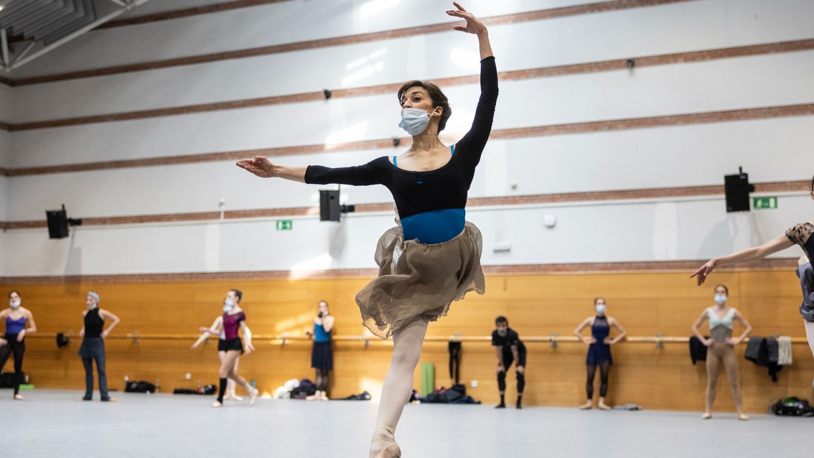 Bailarinas ucranianas, acogidas en España: "Las horas que bailamos, olvidamos"