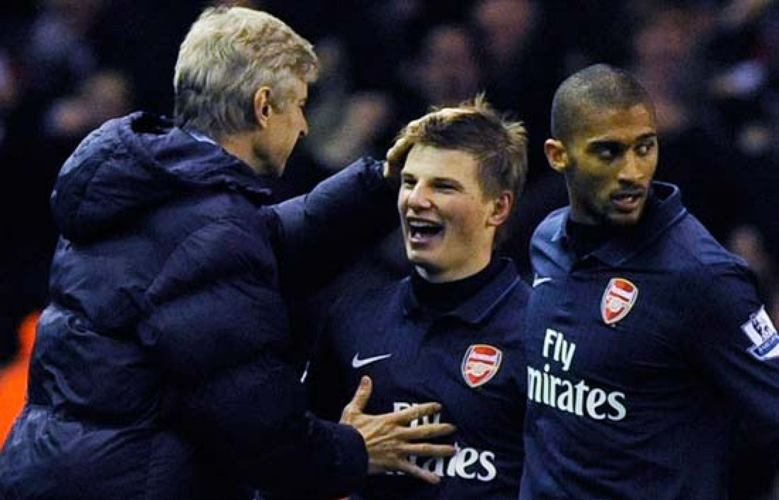 El equipo de Cesc Fábregas vence por 1-2 al Liverpool de Torres y Reina, que no levanta cabeza en la Premier. 