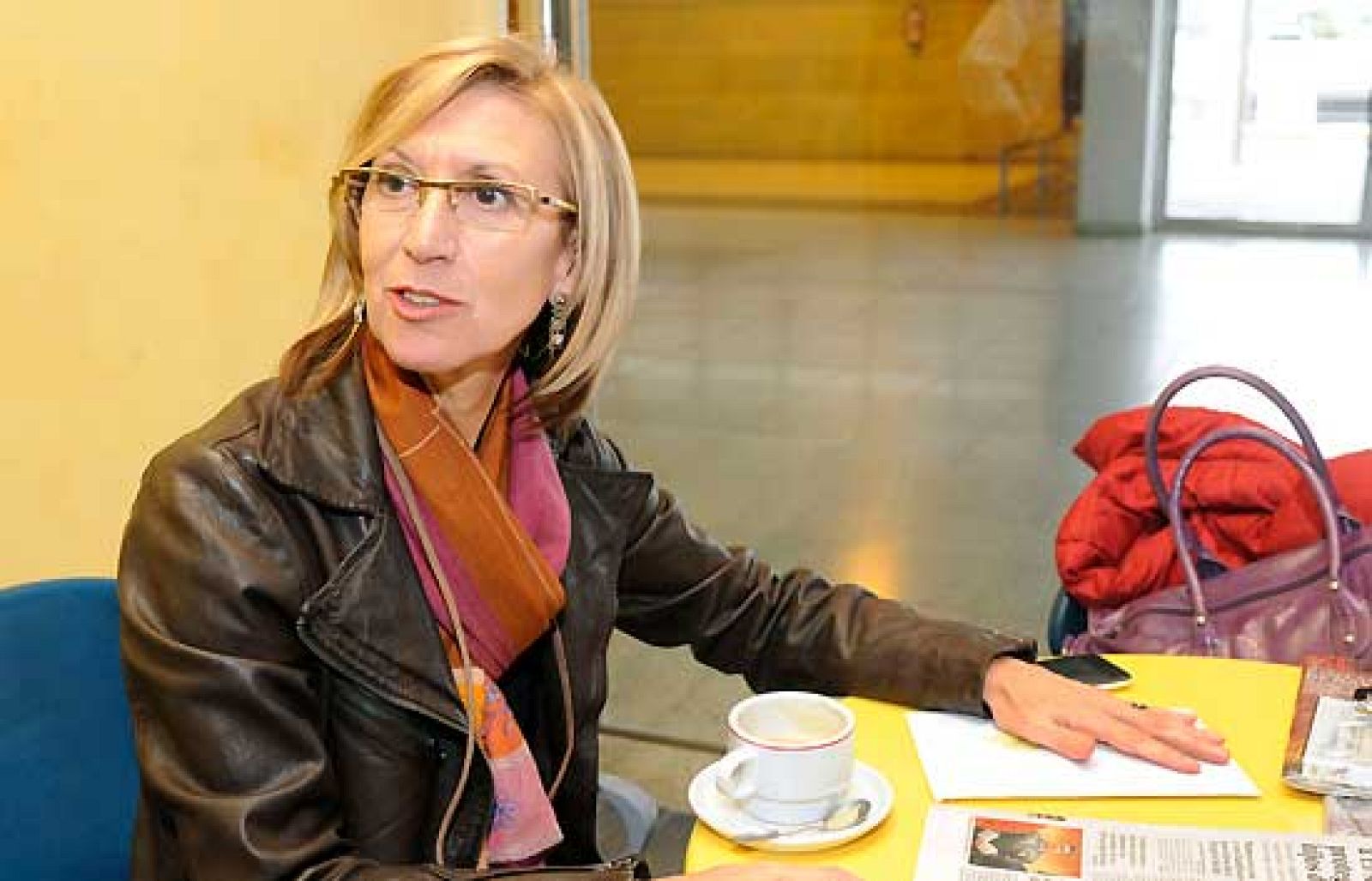 Los hijos de Aminatu Haidar han recibido un mensaje de su madre en el que les dice que les quiere y les echa de menos. Rosa Díez ha entregado la carta (13/12/09).