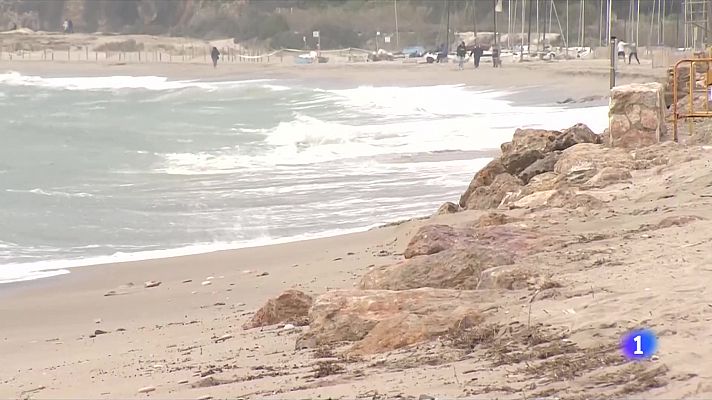 L'Informatiu - Algunes platges de la costa catalana continuen malmeses en plena Setmana Santa