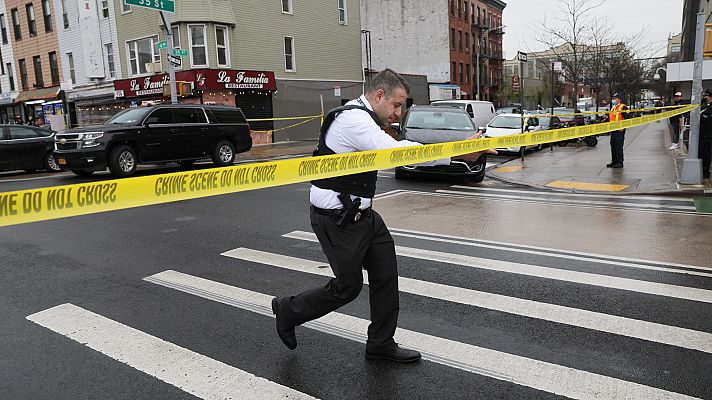 Telediario 1 - Varios heridos en un tiroteo en el metro de Nueva York