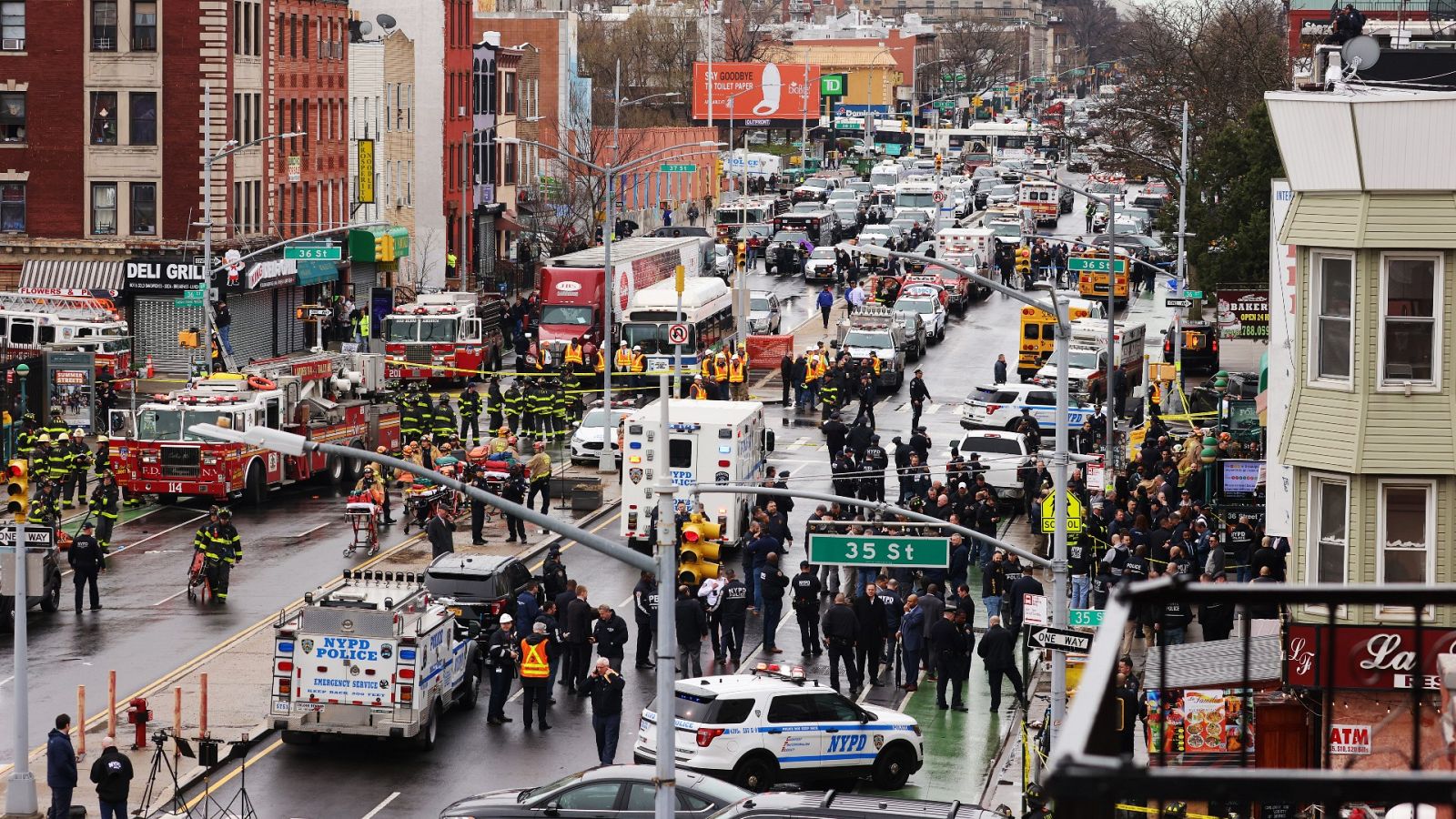 Al menos 13 heridos en un tiroteo en el metro de Nueva York