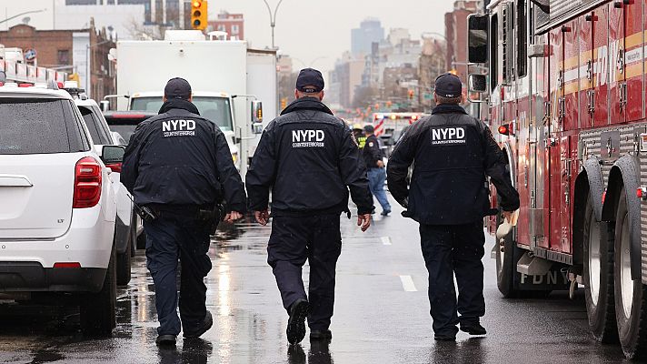 La Policía neoyorquina sigue buscando al autor del tiroteo en el metro