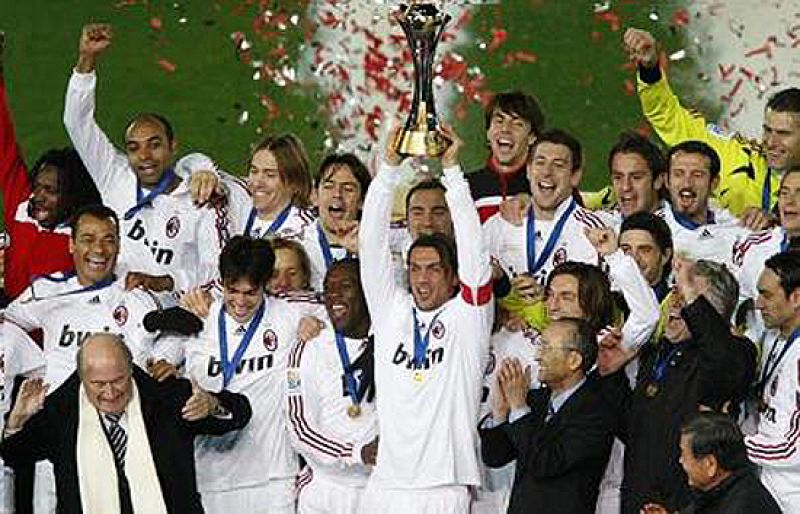 El Milan liderado por Kakà se alzó con el Mundialito de 2007 y se convirtió en el primer equipo europeo en hacer el pleno de las competiciones ganadas. 