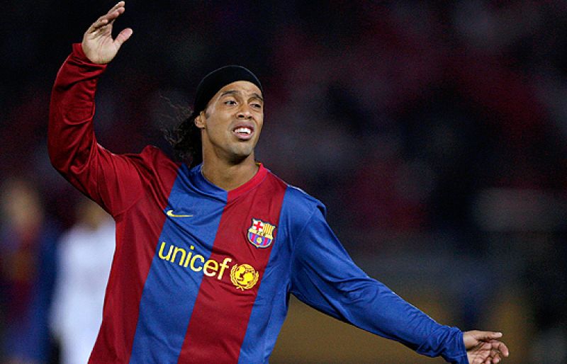 El Barça liderado entonces por Ronaldinho acudió a Japón para llevarse el único título que le faltaba. Sin embargo un Inter de Porto Alegre en el que despuntaba un jóven llamado Pato, se impuso en la final por 1 tanto a 0. 