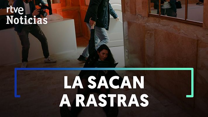 Modo Digital - Expulsan a una activista por sacar una pancarta que muestra el vínculo de Le Pen con Putin