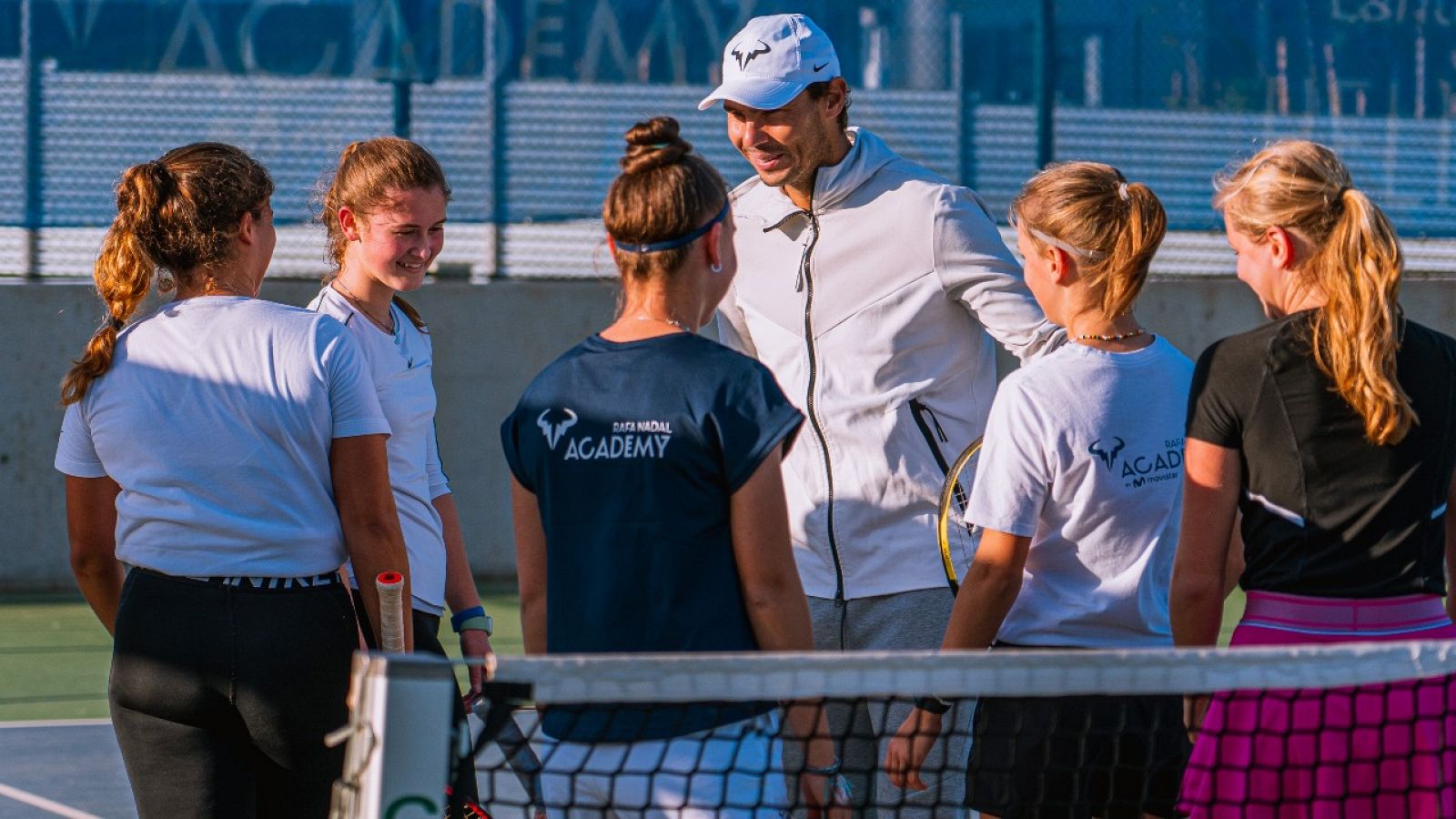 Rafa Nadal visita a los jugadores de su Academia en Manacor