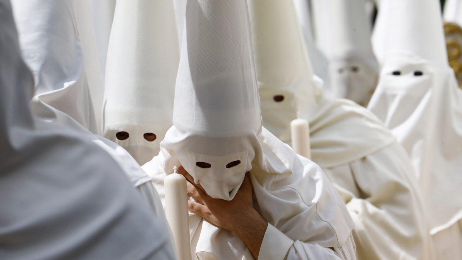 Preparar la túnica y el capirote, una tradición para los cofrades