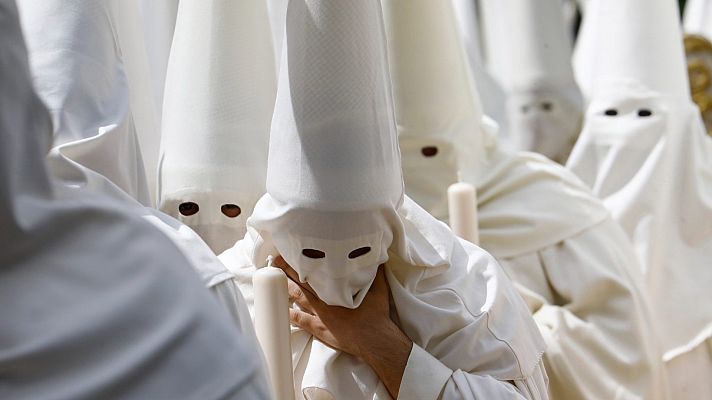 Preparar la túnica y el capirote, una tradición para los cofrades: "La Semana Santa se vive días antes con los preparativos"