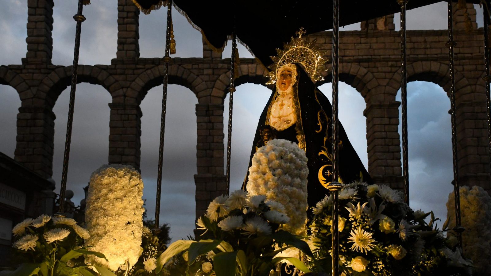 Las procesiones desfilan en las ciudades españolas este Jueves Santo