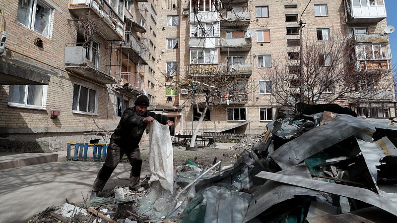 Rusia vuelve a bombardear Kiev dos semanas después de que sus tropas se replegaran