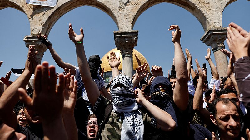 Cientos de palestinos se enfrentan al Ejército israelí en la Explanada de las Mezquitas