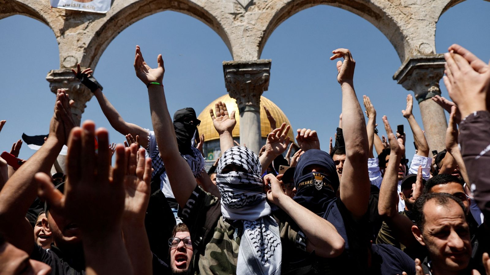 Cientos de palestinos se enfrentan al Ejército israelí en la Explanada de las Mezquitas