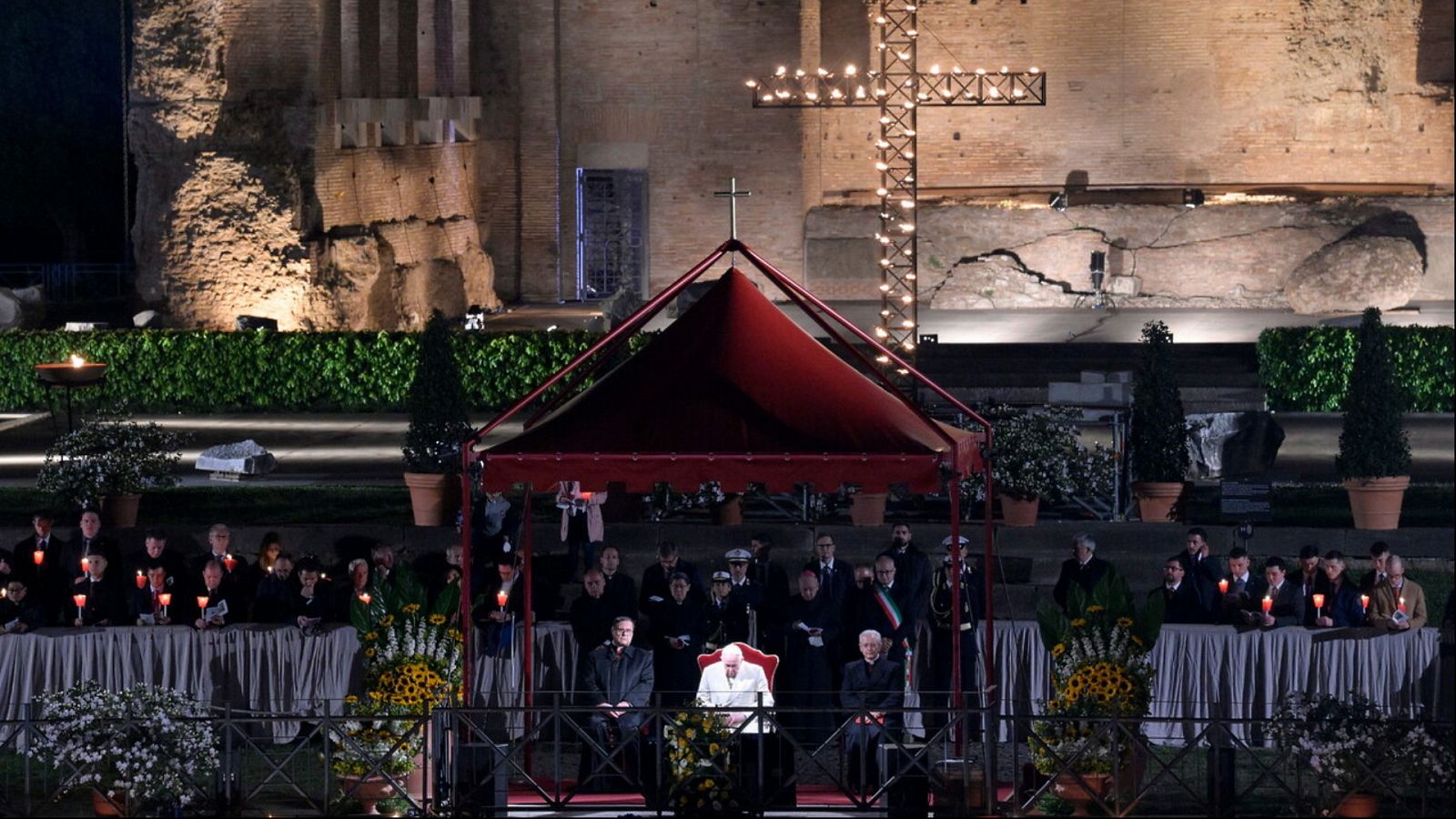 Semana Santa 2022 - Via Crucis desde el Coliseo de Roma