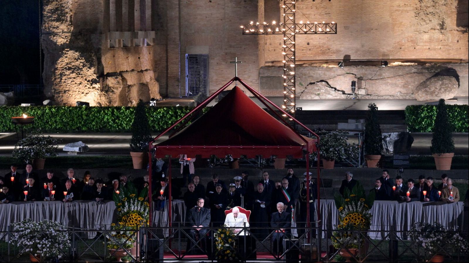 Semana Santa 2022 - Via Crucis desde el Coliseo de Roma - ver ahora