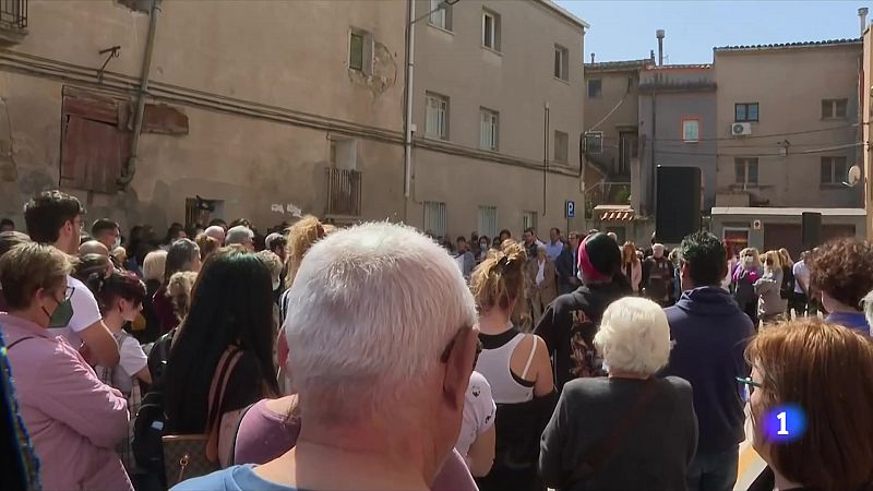 Més de 200 persones rebutgen l'assassinat d'una veïna