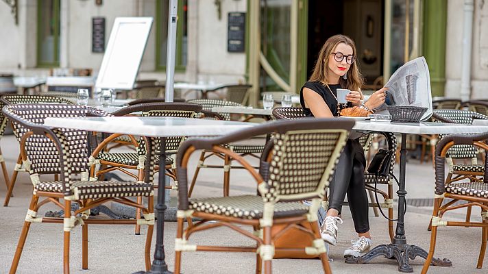 El último voceador de prensa de París: más de 50 años vendiendo periódicos en las calles