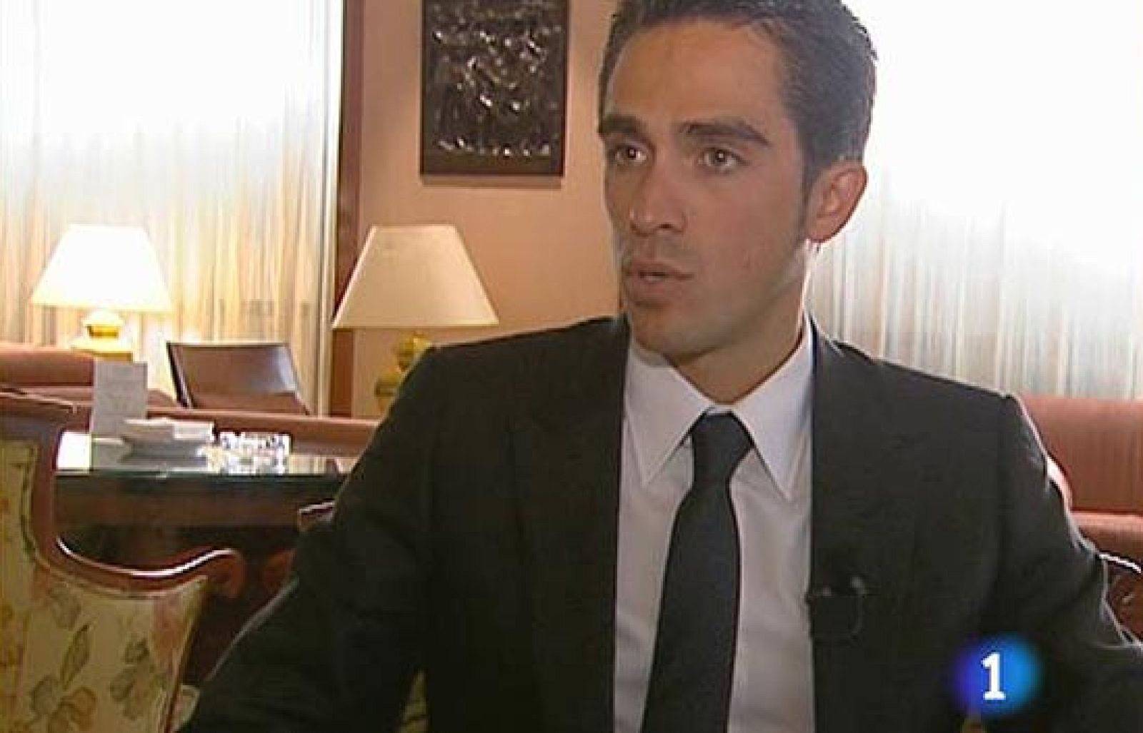 Contador, con el premio de la UCI como mejor ciclista mundial de 2009 bajo el brazo, ha revelado ante las cámaras de TVE su carta a los Reyes Magos...Salud en lo personal y en lo deportivo que el año próximo sea al menos la mitad que el 2009.