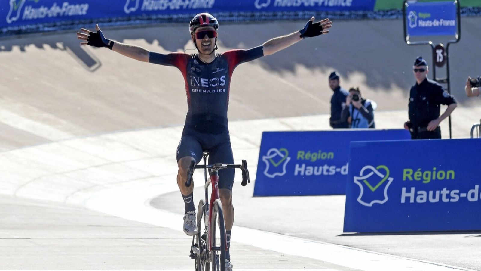 Dylan van Baarle gana accidentada París-Roubaix