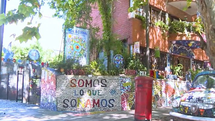 Telediario 2 - Una artista transforma su casa con mosaicos de Gaudí