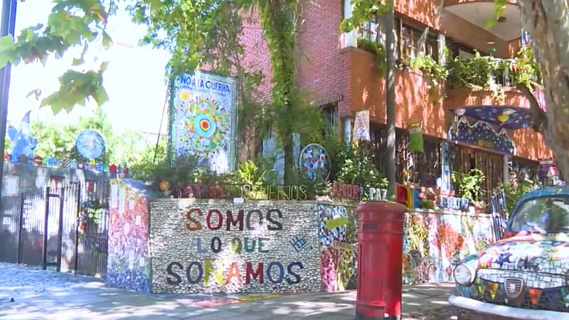 Una artista argentina transforma su casa con mosaicos de Gaudí