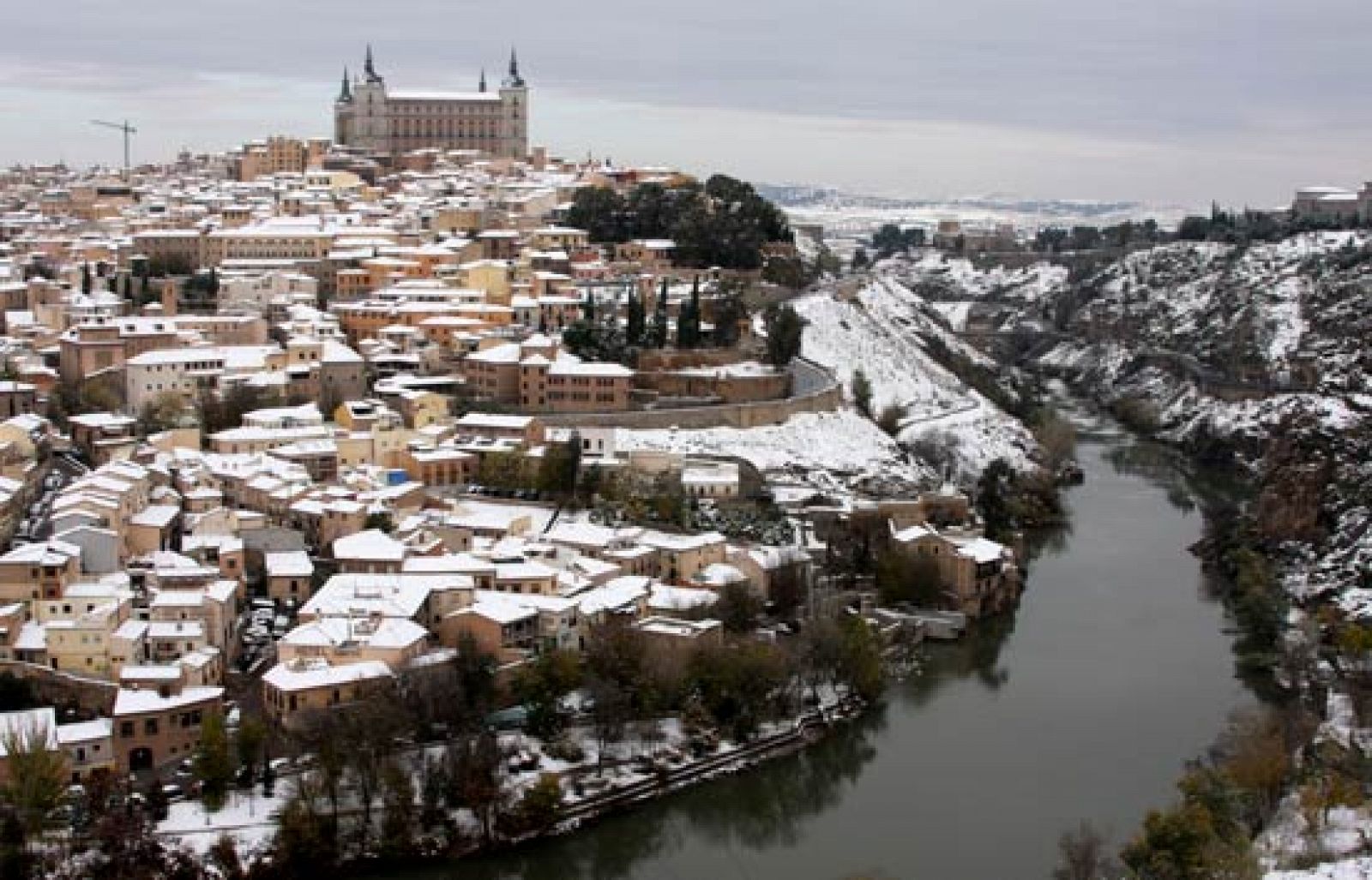 La nieve cubre de blanco el centro de la Península