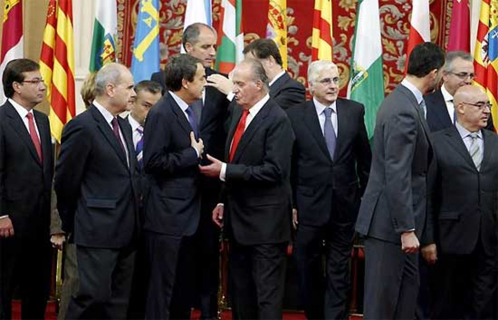  Más de diez horas de reunión para no llegar a ningún acuerdo. El consenso de todas las comunidades autónomas que buscaba el presidente del Gobierno, José Luis Rodríguez Zapatero, para hacer frente al desempleo y a la crisis económica no ha sido posible. Las comunidades gobernadas por el PP se han abstenido en la votación de este pacto nacional en materia económica (14/12/09).