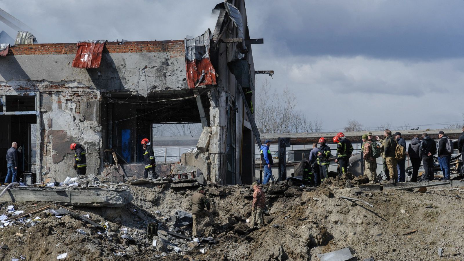 Al menos siete muertos en un bombardeo en Leópolis, cerca de la frontera con Polonia