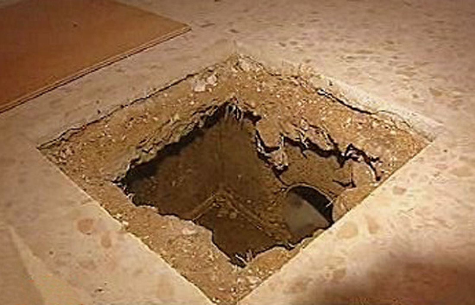 En esta casa, las aguas fecales discurren bajo el pavimento del salón. Dos arquetas rebosaron hace tiempo y despiden un olor insoportable. La constructora asegura que la red de saneamiento cumple la normativa vigente y que se trata de un simple atasco. 