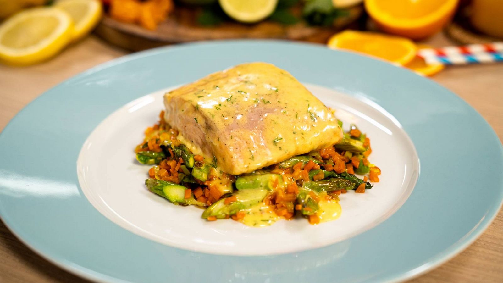 Menudos Torres - Receta de salmón asado en salsa sabayón de naranja y eneldo