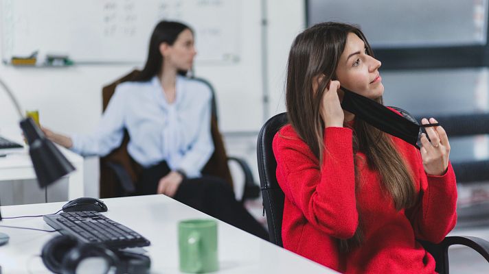 Telediario 1 - Las empresas solo podrán obligar a llevar mascarilla con un informe de riesgos laborales