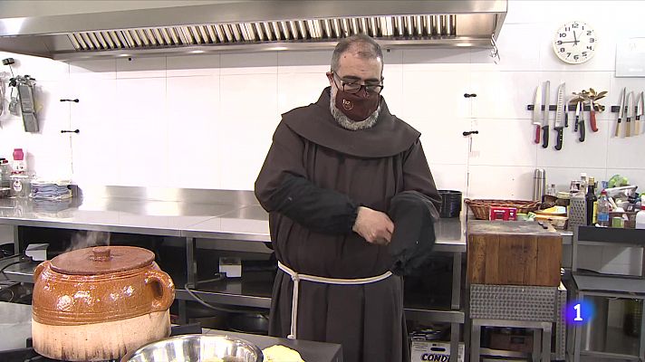 Telediario 1 - Un fraile franciscano triunfa con sus clases de cocina en Youtube